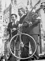 Эрнесто Кольнаго вручает Винченцо Торриани золотой велосипед. 1977 г.